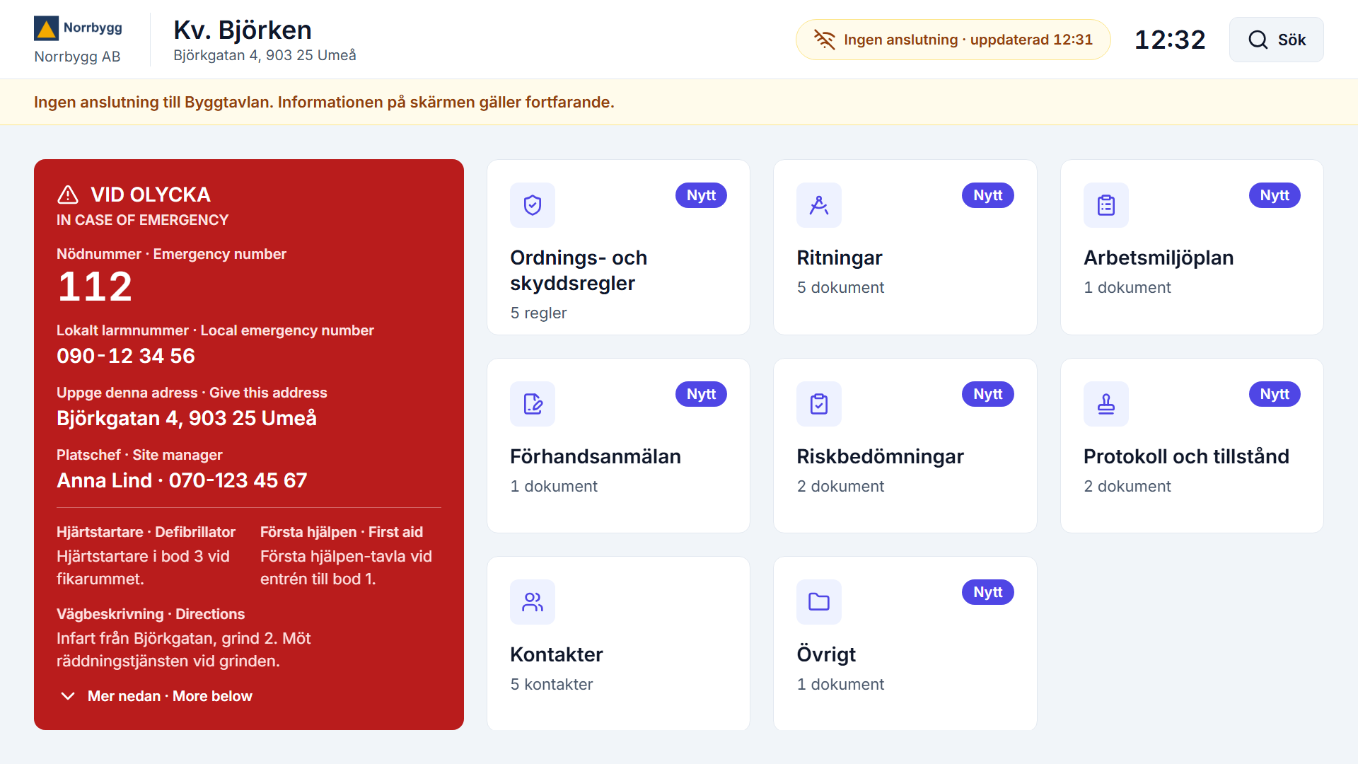 Startskärmen utan uppkoppling: överst en gul rad som säger att det saknas anslutning men att informationen på skärmen fortfarande gäller. Nödinformationen och kategorierna syns som vanligt.